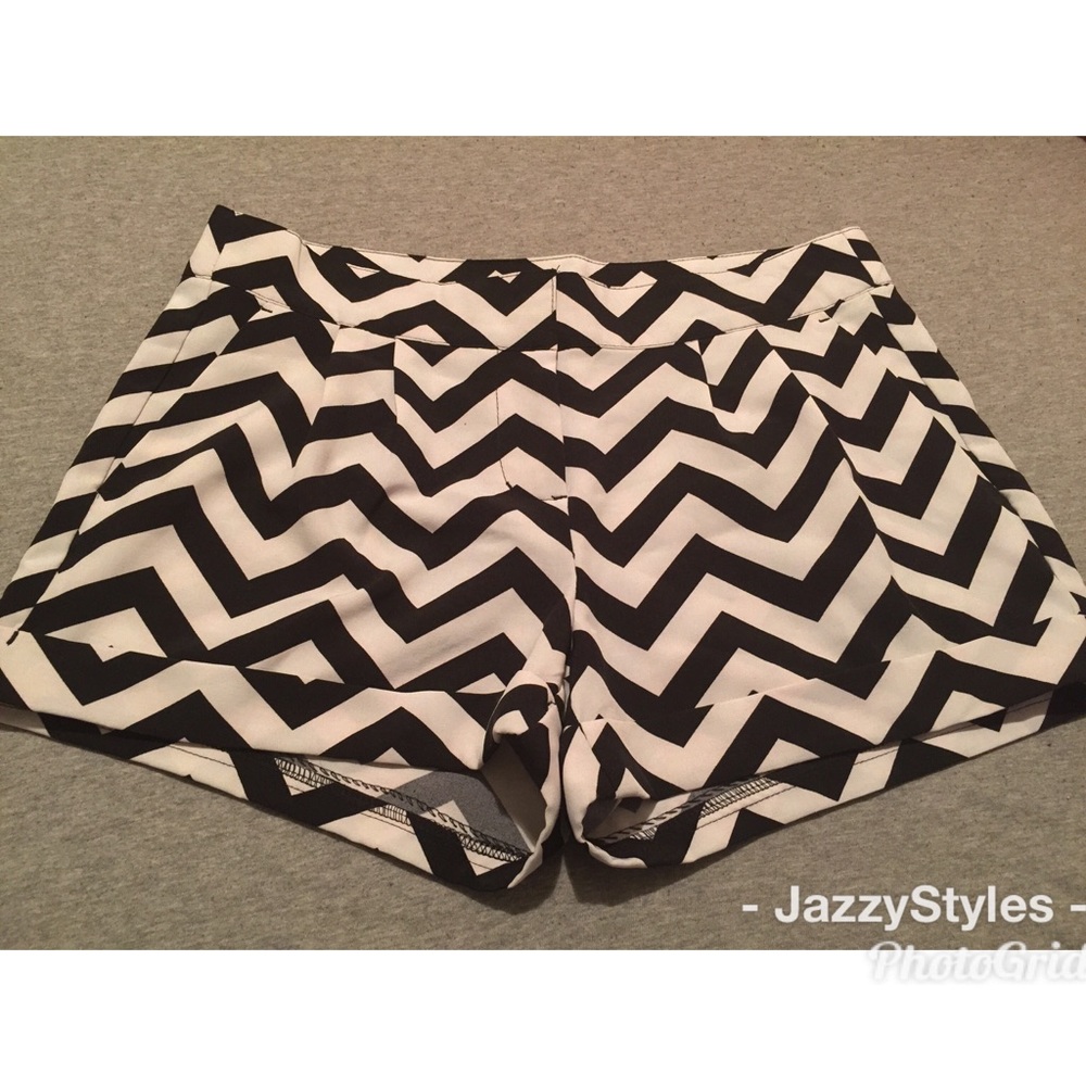 💫Black and white shorts💫